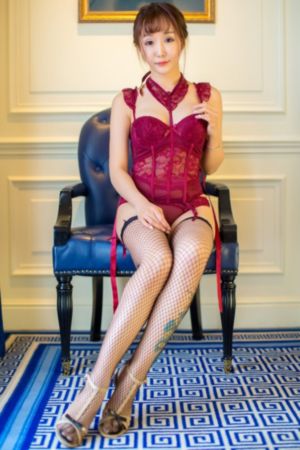 女仆扒开双腿让主人调教游戏